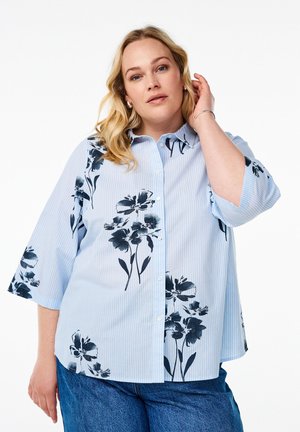Lichtblauw gestreept shirt met zwarte bloemenprint, knoopsluiting aan de voorkant en brede driekwartmouwen. De stof heeft een gladde textuur.