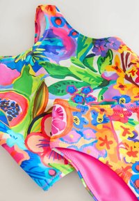 Farbenfrohes Blumen-Badeanzug-Set bestehend aus einem einseitigen Oberteil und Slips, aus dehnbarem Stoff mit lebhaften pinken, blauen und grünen Mustern.