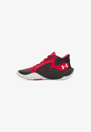 Czerwono-czarne buty sportowe z teksturowaną siateczkową cholewką, wyściełanym kołnierzem i białą podeszwą z wzorzystą powierzchnią zapewniającą przyczepność.