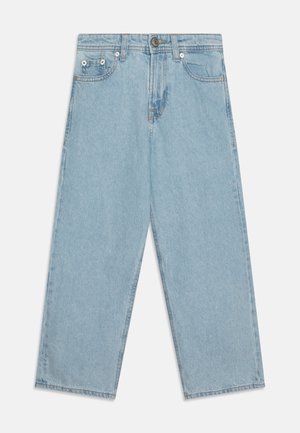 Jasnoniebieskie dżinsy z prostą nogawką, posiadające pięć kieszeni, metalowe zapięcie na guzik oraz lekko przetarty wygląd z przodu.