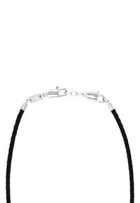 Collar de cuero trenzado negro con herrajes de plata, que presenta un cierre y una etiqueta decorativa. Textura suave con diseño minimalista.