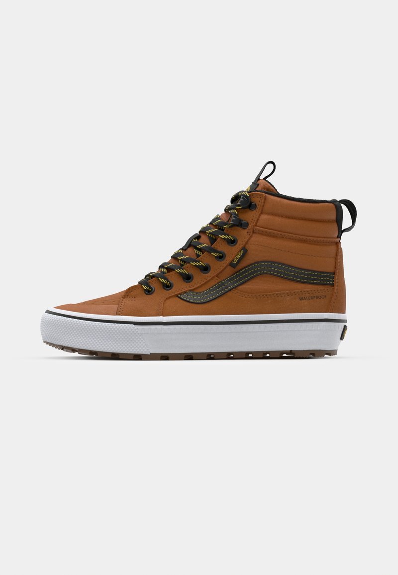Zapatillas altas impermeables marrones con detalles negros, parte superior de tejido texturizado, suela de goma blanca y cordones amarillos y negros.