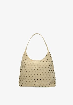 Beige Leder-Umhängetasche mit einem einzelnen Riemen und gleichmäßig verteilten runden Metallösen, die Vorder- und Seitenflächen bedecken.