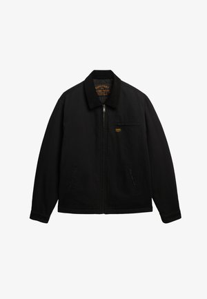 Czarna kurtka z zapięciem na zamek, klapą na szyi i dwoma bocznymi kieszeniami. Posiada subtelną metkę z logo na piersi oraz fakturowany materiał.