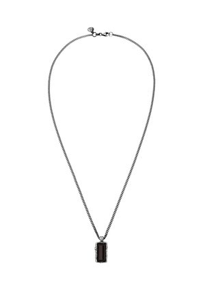 Sølvkæde med vedhæng i form af en rektangulær mørk sten med en udsmykket sølvramme og lukning med hummerlås.