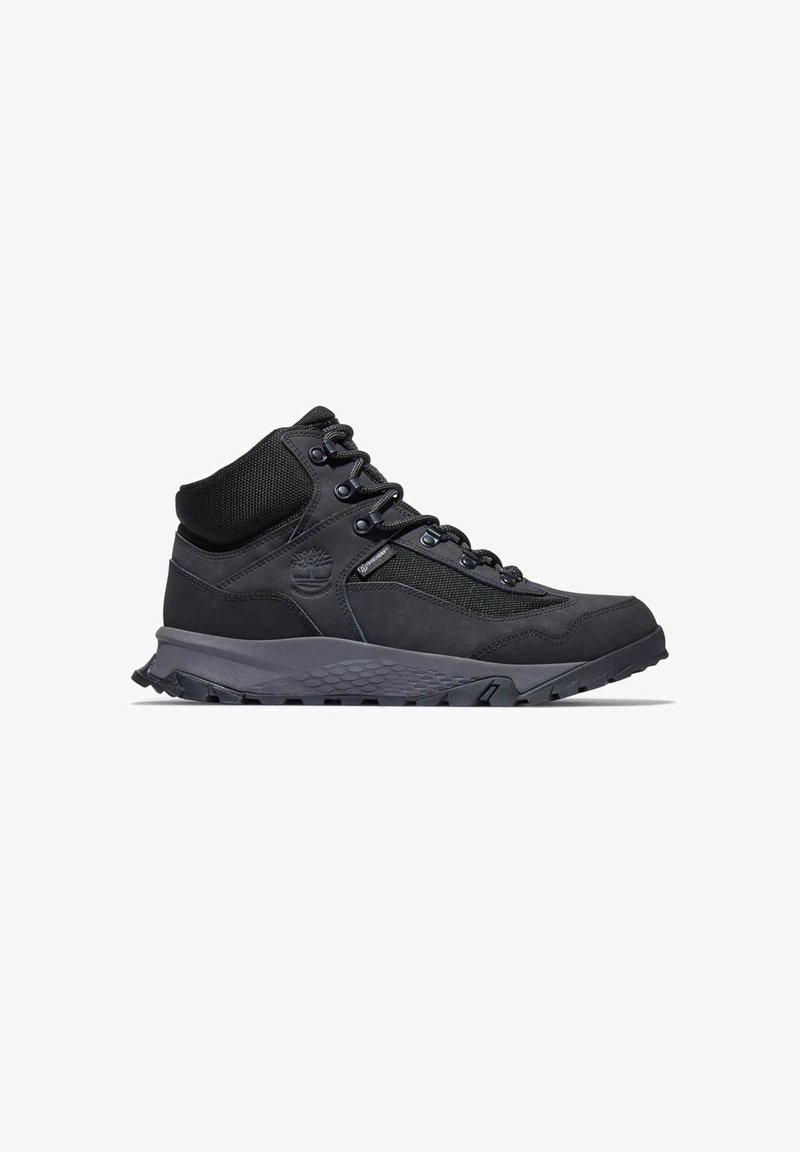 Schwarze hochgeschnittene Wanderschuhe aus synthetischen und Mesh-Materialien, mit einer robusten Gummisohle, verstärkten Ösen und Logo-Details.