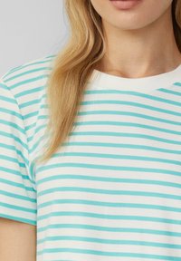 Gestreept T-shirt met een ronde hals, met afwisselend turquoise en witte horizontale strepen, gemaakt van zachte katoen.