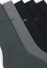 Vier Paare Knöchelsocken in Dunkelgrün, Grau, Marineblau und Schwarz, aus glattem, gestricktem Material mit gerippten Bündchen und dezentem Branding.