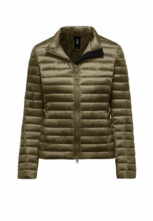 Giacca imbottita trapuntata da donna verde oliva con cerniera frontale completa e colletto alla coreana, vista frontale su sfondo bianco.