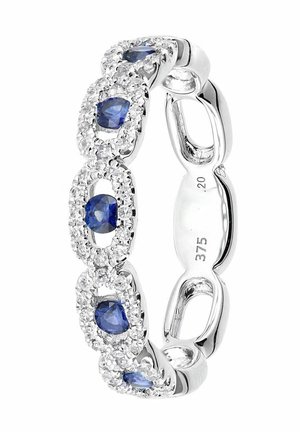 Anello in argento con zaffiri blu ovali circondati da piccoli diamanti bianchi, con una finitura liscia e lucida e un intricato design intrecciato.
