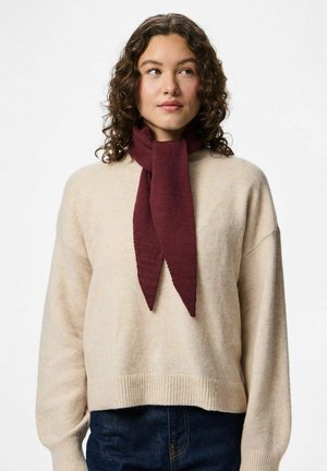 Bordowy szalik o teksturowanym splotem, z wyodrębnionym czubkiem i luźnym stylem, w połączeniu z kremowym, krótkim swetrem.