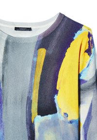 Pull avec un design abstrait comportant des rayures verticales grises et violettes, et de grandes formes jaunes et bleues ressemblant à de la peinture sur le côté droit.