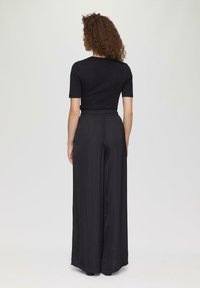 QS AUS MIT PASPELIERTEM AUSSCHNITT - T-shirt basic - schwarz