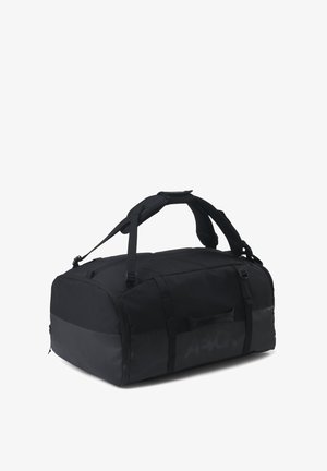 Schwarze Duffel-Tasche mit glatter Stoffoberfläche, zwei oberen Tragegriffen und verstellbarem Schultergurt. Verfügt über einen kontrastierenden grauen Boden.