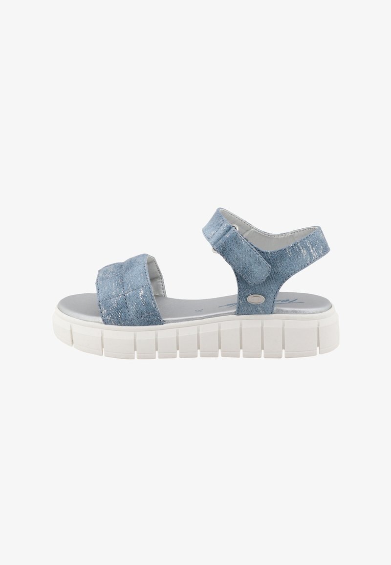 Sandale en daim bleu clair à bout ouvert avec bride cheville Velcro et semelle blanche épaisse texturée, conçue pour un confort décontracté.