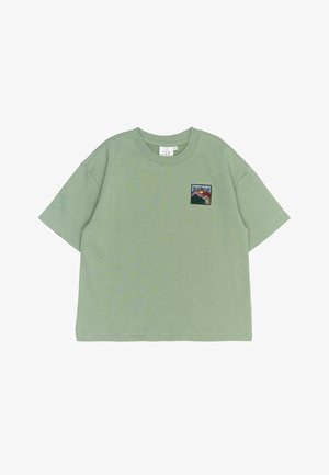 Groene kortebloushirt gemaakt van zachte stof; heeft een klein geborduurd berglandschap op de linkerkant van de borst. Klassieke ronde hals.