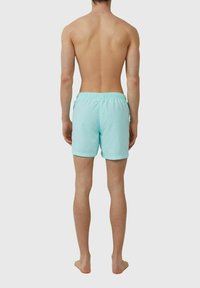 Helle blaue Badershorts mit elastischem Bund, getragen, schulterlang, mit glatter Textur und ohne sichtbare Muster oder Hardware.