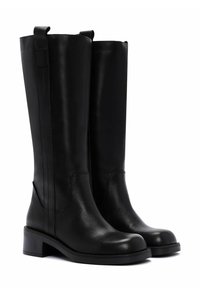 Bottes noires en cuir montantes jusqu'au genou, avec un bout arrondi, un talon carré et des détails de couture verticales sur les côtés. Texture lisse, design minimaliste.