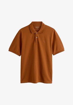 Polokošeľa s krátkym rukávom v hrdzavo oranžovej farbe, vybavená klasickým golierom, tromi gombíkmi a malým vyšívaným logom na hrudi. Hladká textúra látky.