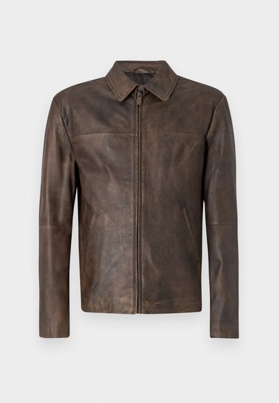 Bruine leren jas met een eenvoudig ontwerp, puntige kraag, ritssluiting aan de voorkant en twee zijzakken, met een gladde, matte afwerking.