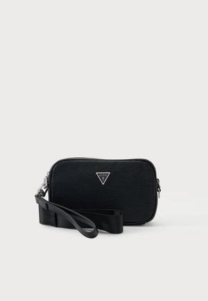 Bracelet rectangulaire noir Guess avec surface texturée et logo triangulaire argenté sur le devant, avec une sangle détachable.