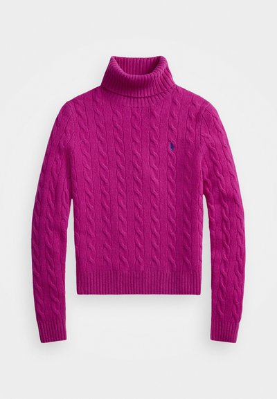 Fuksijast pletena turtleneck pulover s rebrastim robom in manšetami. Ima majhen logotip na prsih. Mehka tekstura, oprijet dizajn.