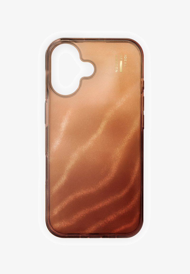Coque de téléphone transparente avec un dégradé cuivré scintillant et une découpe arrondie pour l'appareil photo, marquée "Ideal of Sweden" en texte doré.