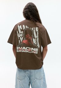 PULL&BEAR IMAGINE DRAGONS - Potiskana majica - brown