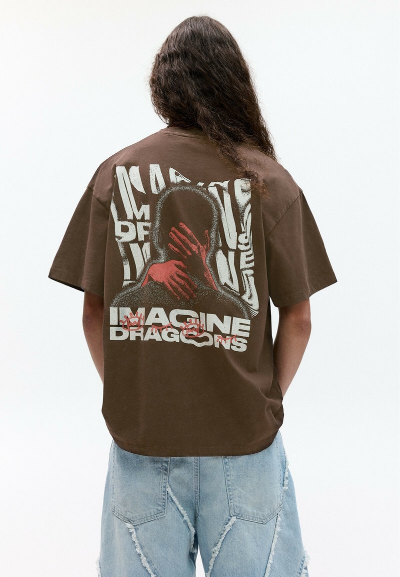 PULL&BEAR IMAGINE DRAGONS - Nyomott mintás póló - brown