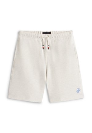 Pantalones cortos blancos informales con cintura ajustable mediante cordón, bolsillos laterales y un pequeño logo azul bordado cerca del dobladillo.