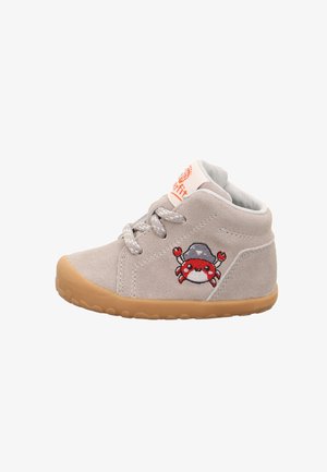 Lichtgrijze peuterschoen met gumzool, veters en een geborduurde rode krab met een piratenhoed aan de zijkant.