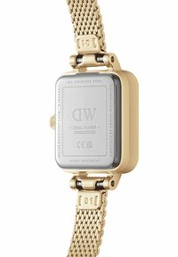 Goldfarbene Edelstahl-Uhr mit rechteckigem Zifferblatt, Mesh-Armband und graviertem Gehäuseboden. Enthält Seriennummer und Angaben zur Wasserdichtigkeit.
