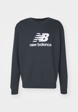 Sudadera de manga larga color gris oscuro con el logo "NB" y texto de New Balance en blanco centrados en la parte delantera.