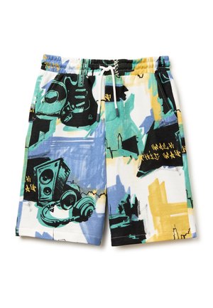 Multicolor korte broek met abstracte graffiti waaronder een gitaar, speaker, koptelefoon en onleesbare gele tekst op een witte achtergrond.