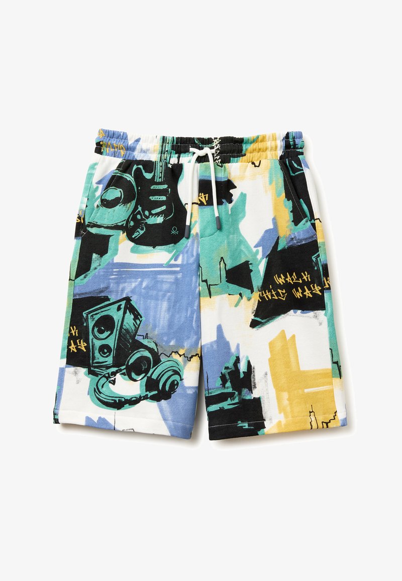 Pantaloncini multicolori con graffiti astratti che includono una chitarra, un altoparlante, cuffie e testo giallo illeggibile su sfondo bianco.