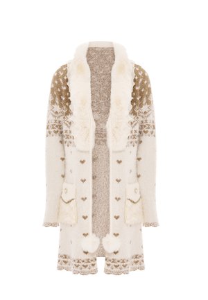 Cardigan crem și auriu, cu guler din blană sintetică, modele intricate de inimă și fulgi de zăpadă, două buzunare frontale și o margine ondulată.