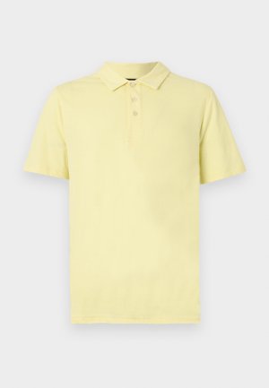 Gul polo T-shirt, korte ærmer, krave med tre knapper, lavet af blødt bomuldsstof, med en glat tekstur og enkelt design.