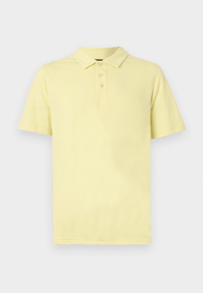 Kollane polo-särk, lühikesed varrukad, kolme nupuga krae, valmistatud pehmest puuvillakangast, millel on sile tekstuur ja lihtne disain.