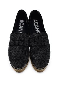 Espadrillas nere intrecciate con una spessa suola in juta. La parte superiore presenta una superficie testurizzata e una larga fascia sul davanti. Marchio interno visibile.
