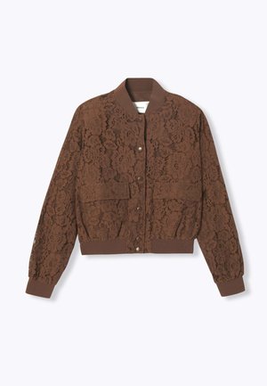 Veste bomber en dentelle marron avec boutons pression, col, poignets et ceinture côtelés, et deux poches à rabat à l'avant, posée à plat sur fond blanc.