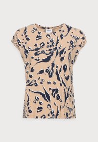 Beige kortärmad t-shirt med ett mönster av leopardtryck i marinblått och vitt. Mjuk tygkvalitet med en avslappnad passform och rundad halsringning.