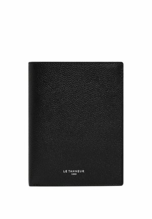 Schwarze strukturierte Lederbrieftasche mit weiß geprägtem Text „"LE TANNEUR 1898"“ in der vorderen Mitte.