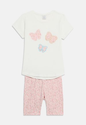 Hvid kortærmet skjorte med tre pastelfarvede sommerfugle kombineret med lyserøde shorts med blomsterprint, børne-to-delt sæt.