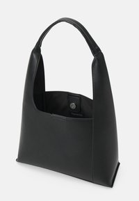 Borsa a tracolla nera in pelle con una texture liscia, design della maniglia curva unico e chiusura magnetica. Presenta un interno senza foderatura.