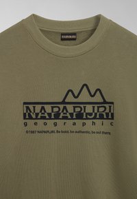 Felpa verde oliva con scollatura rotonda, polsini a costine e un logo grafico nero con montagne e testo sul petto.