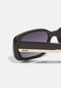 QUAY AUSTRALIA KARMA UNISEX - Päikeseprillid - black/smoke gradient
