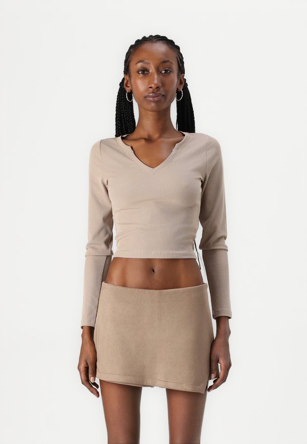 Ribbbed Seamless Fabric Notch-Neck Top - Long sleeved top - mocha meringue