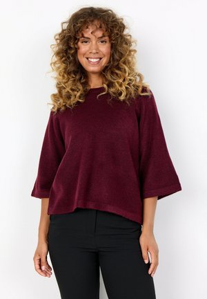 Pullover in magenta lavorato a maglia con scollatura rotonda, maniche a tre quarti e vestibilità rilassata con orlo leggermente sfilacciato.