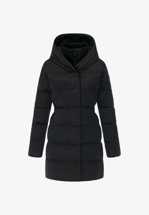 Cappotto piumino nero con silouette aderente, colletto alto e chiusura con zip. Presenta cuciture orizzontali e maniche lunghe. Texture liscia.