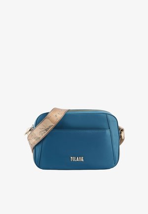 Blå rektangulær crossbody taske med en beige justerbar rem med kortmønster og guldfarvet "TCLASSE" logo foran.